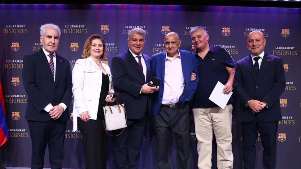 El president del Barça, Joan Laporta, al costat del vicepresident Antonio Escudero (esquerra) i el directiu Josep Ignasi Macià (dreta)