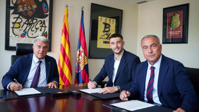 Joan García firma su nuevo contrato con el Barça junto a Joan Laporta y Rafa Yuste