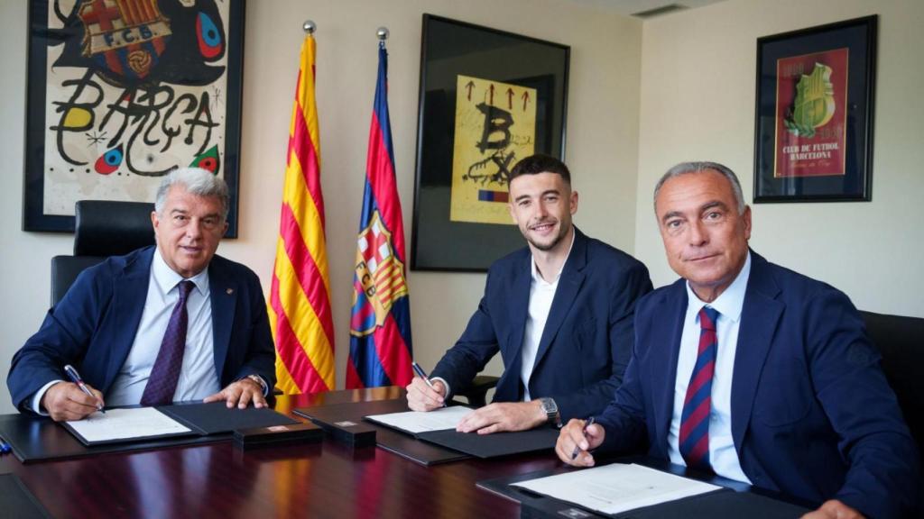 Joan García firma su nuevo contrato con el Barça junto a Joan Laporta y Rafa Yuste