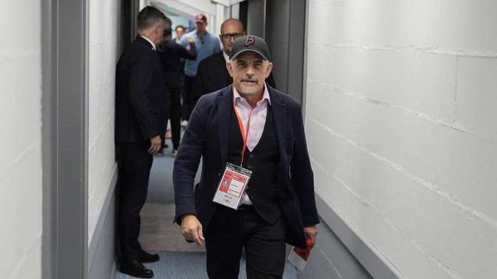 Alan Pace llegando a un partido del Burnley
