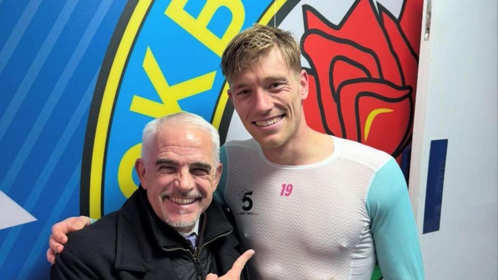 Alan Pace en una fotografía con un jugador del Burnley