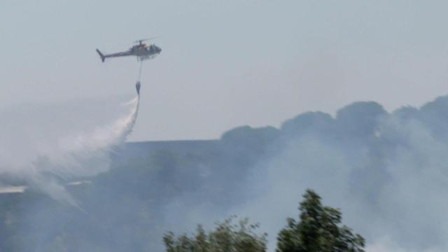 Un incendio de vegetación en Martorell (Barcelona)