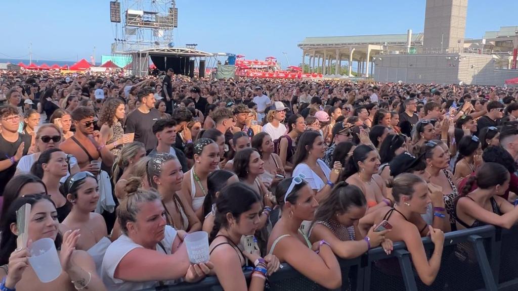 Asistentes al Share Festival escuchan y aplauden a Marilou Vioix