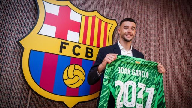 Joan García posa con la camiseta del Barça