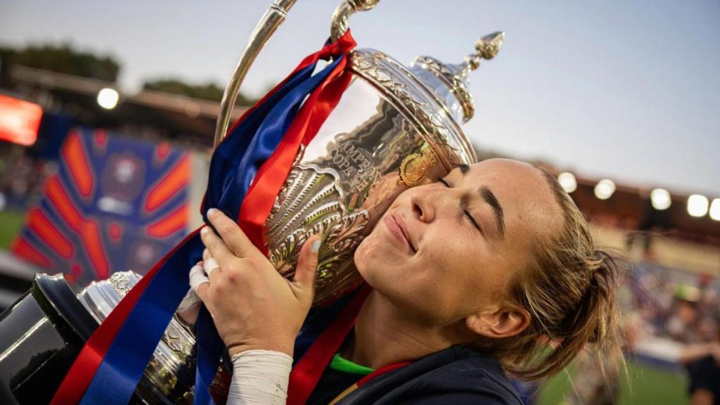Cata Coll abraça el trofeu de la Copa de la Reina conquerit pel Barça Femení