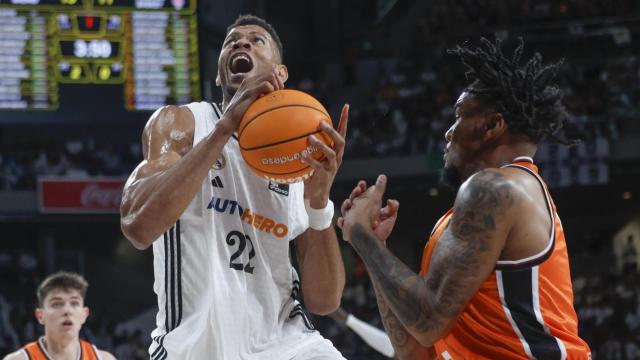 Edy Tavares lanza a canasta en el Real Madrid basket-Valencia de Liga ACB