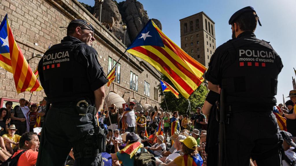 Dos mossos, durante la manifestación contra el Rey en Montserrat