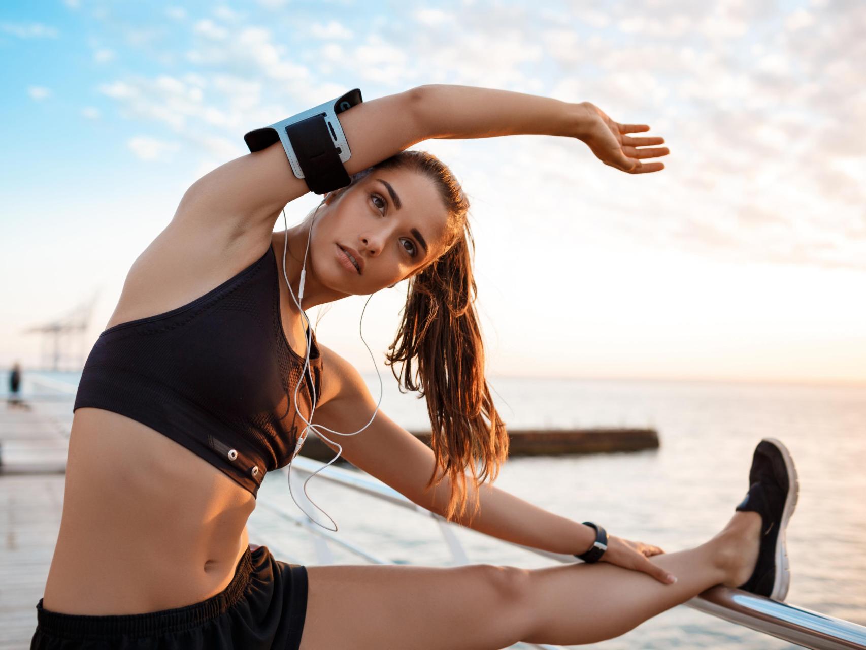 Una mujer practica deporte junto al mar