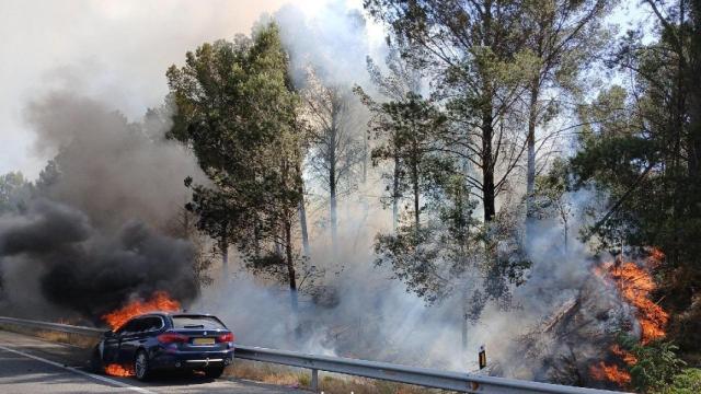 Cortada la AP-7 por el incendio de un camión que transportaba un producto químico
