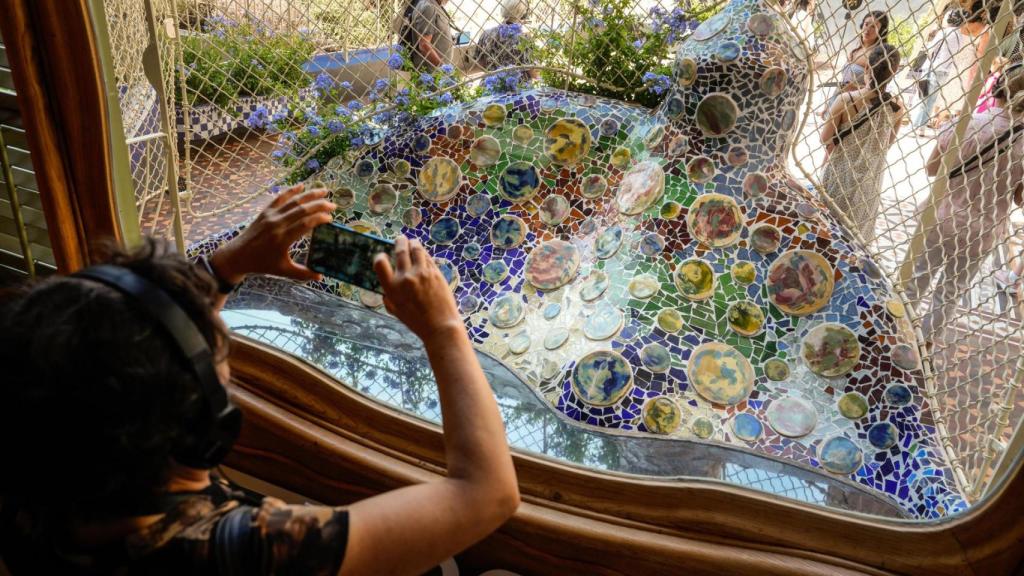 Así luce la emblemática obra de Gaudí tras recuperar sus colores originales
