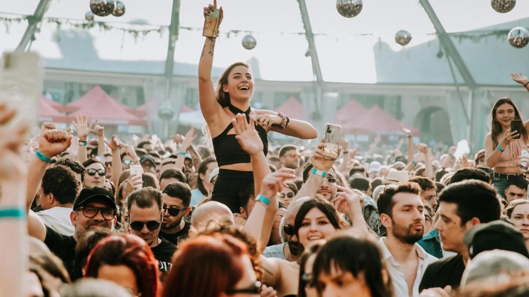 Una joven, en un evento del Brunch Elekctronik en el Poble Espanyol de Barcelona