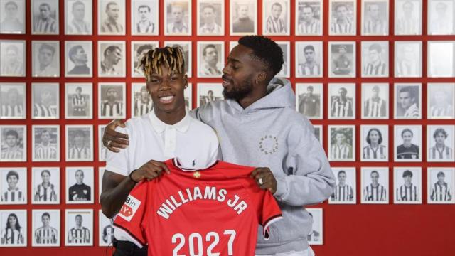 Nico Williams celebra su renovación con el Athletic Club hasta 2027 con su hermano Iñaki