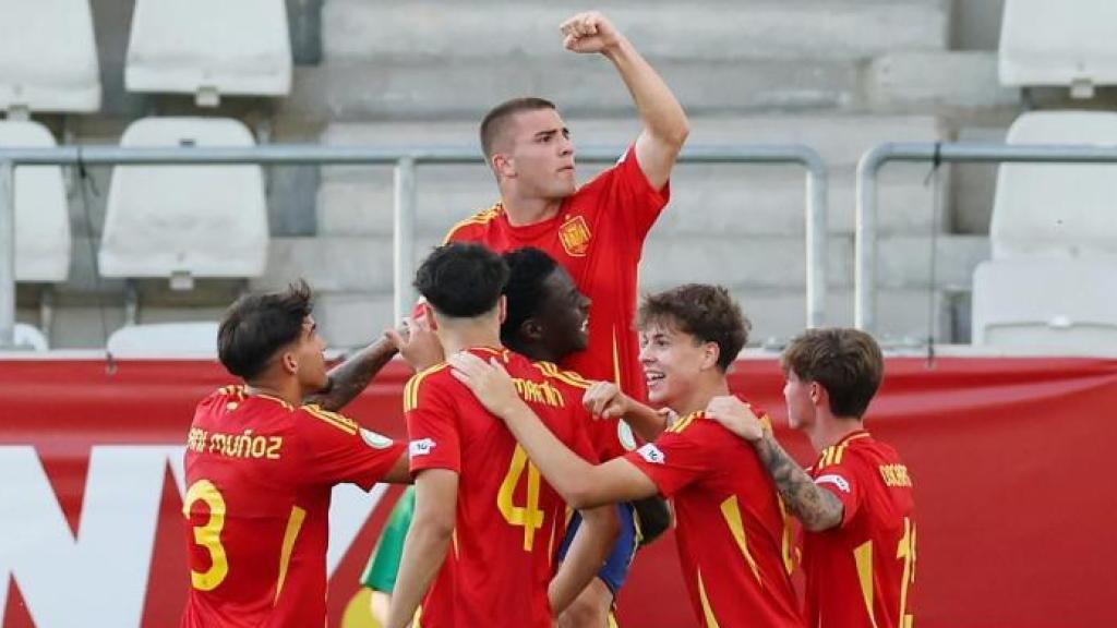 Los jugadores de la selección española sub-19 celebran un gol de Pablo García en el Europeo