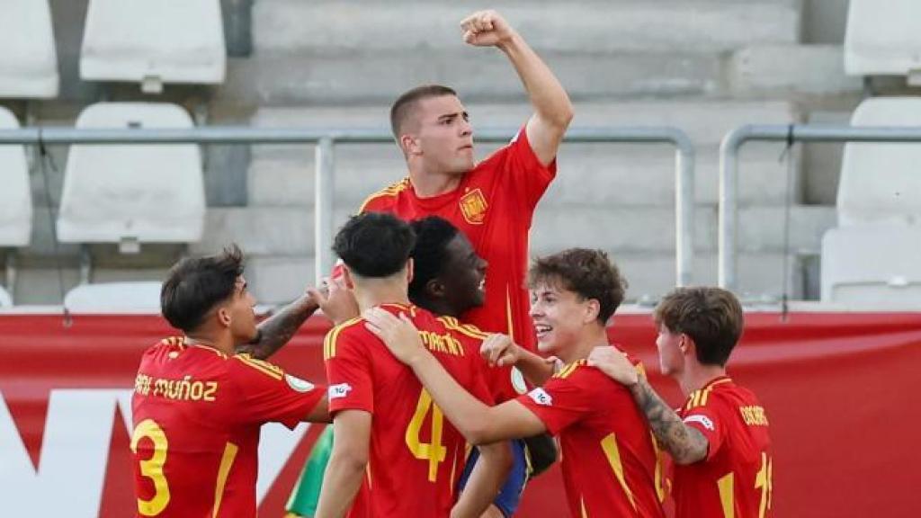 Los jugadores de la selección española sub-19 celebran un gol de Pablo García en el Europeo