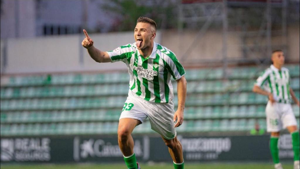 Pablo García durante un partido en las categorías inferiores del Real Betis