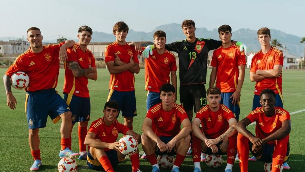 Algunos jugadores de la selección española sub19 en una campaña para Adidas