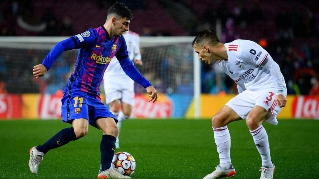Yusuf Demir tratando de regatear a Alejandro Grimaldo en un partido de Champions League
