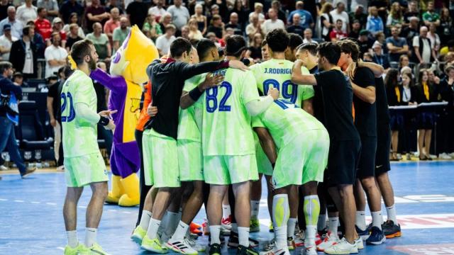 Los jugadores del Barça de balonmano hacen piña en la final de consolación de la Champions League