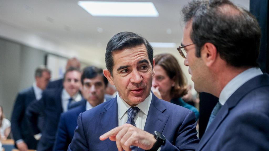 El presidente del BBVA, Carlos Torres, conversa con el ministro de Economía, Carlos Cuerpo / EP