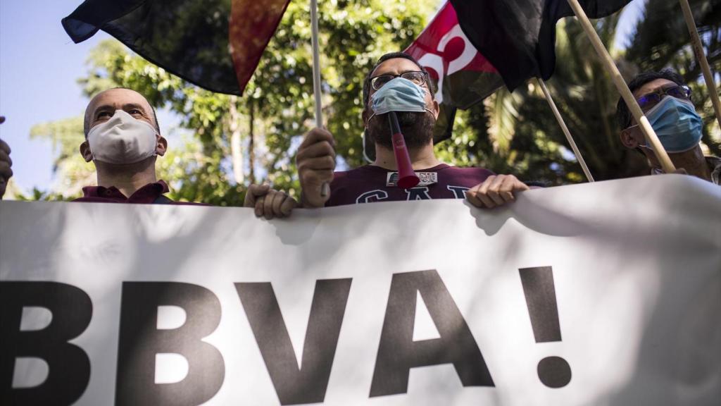 Manifestación de los sindicatos contra el último ERE del BBVA / EP