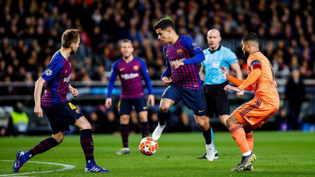 Philippe Coutinho controla un balón en la ida del Barça-Olympique de Lyon de octavos de final de la Champions League