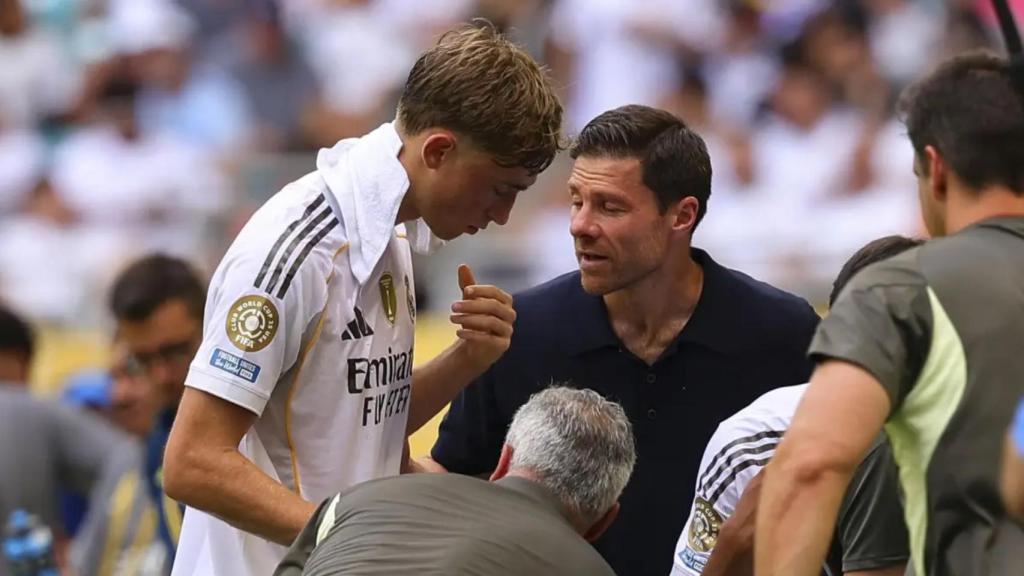 Las indicaciones de Xabi Alonso a Huijsen durante el Mundial de Clubes