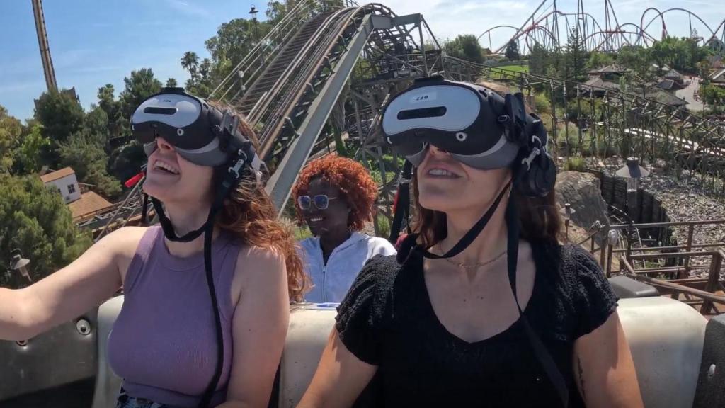 Dos jóvenes disfrutan de la atracción 'El Neo? con gafas de realidad mixta