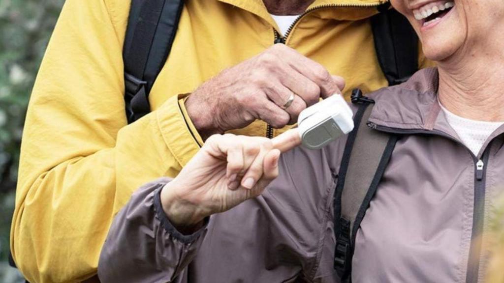 Mide oxígeno, frecuencia cardíaca e índice de perfusión: así es el pulsioxímetro de Beurer por 30 euros en Amazon
