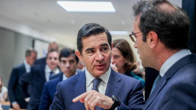 El presidente del BBVA, Carlos Torres, conversa con el ministro de Economía, Carlos Cuerpo / EP