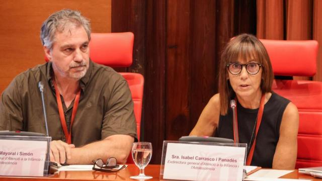 Isabel Carrasco, exdirectora de la DGAIA, y Joan Mayoral, exdirector general, en su comparecencia en la comisión de Derechos Sociales