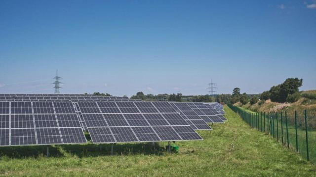 Panorámica de una planta de placas solares.