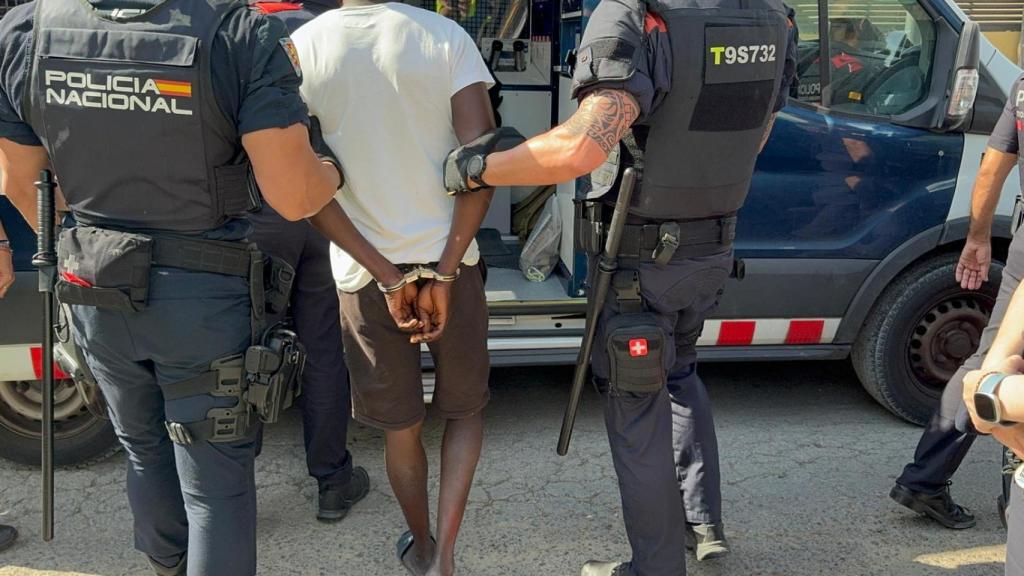 Imagen de la detención de uno de los implicados en la organización criminal