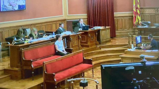 La falsa opositora a mossos acusada de matar a su pareja en Ripollet en 2023, durante la primera sesión del juicio con jurado en la Audiencia de Barcelona