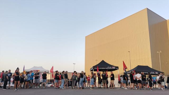 Los trabajadores de la plantilla de Stradivarius, en Sallent, durante el segundo día de huelga