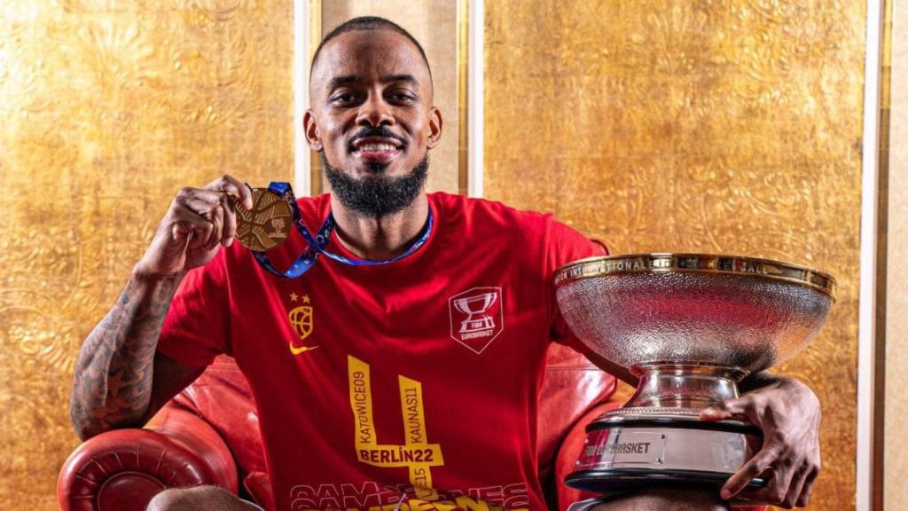Lorenzo Brown mostrando su medalla de oro del Eurobasket 2022