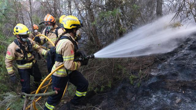 Los Bomberos de la Generalitat trabajan en la extinción del incendio de Rajadell