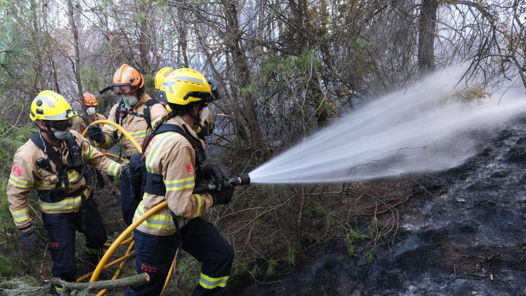 Los Bomberos de la Generalitat trabajan en la extinción del incendio de Rajadell, en imagen de archivo