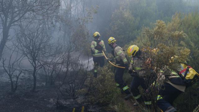 Los Bomberos de la Generalitat de Cataluña durante la extinción del incendio de Rajadell