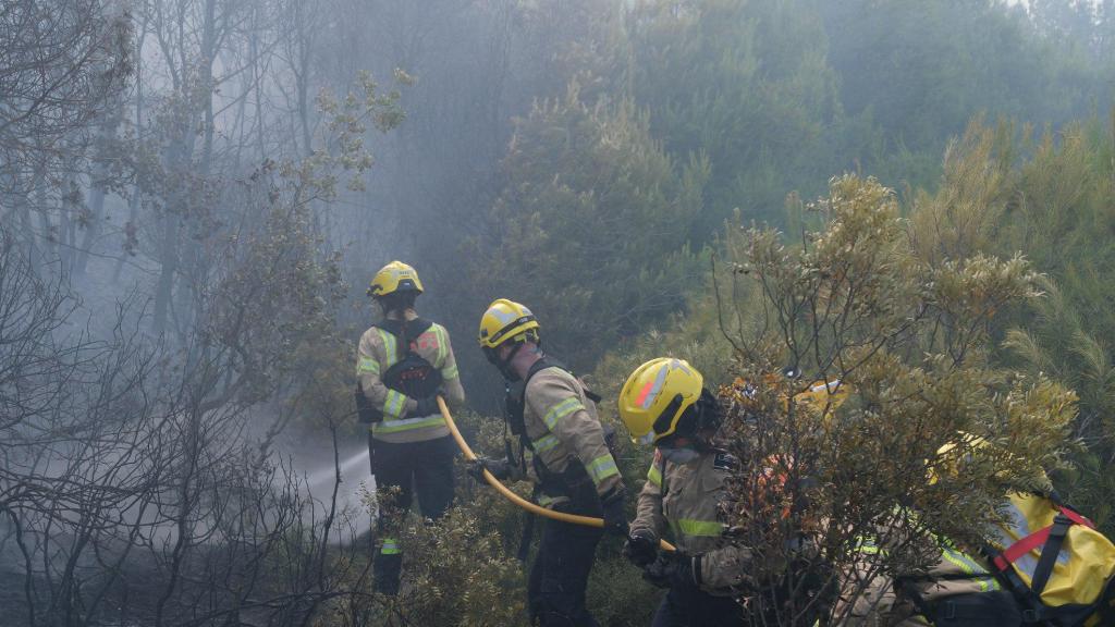 Los Bomberos de la Generalitat de Cataluña durante la extinción del incendio de Rajadell