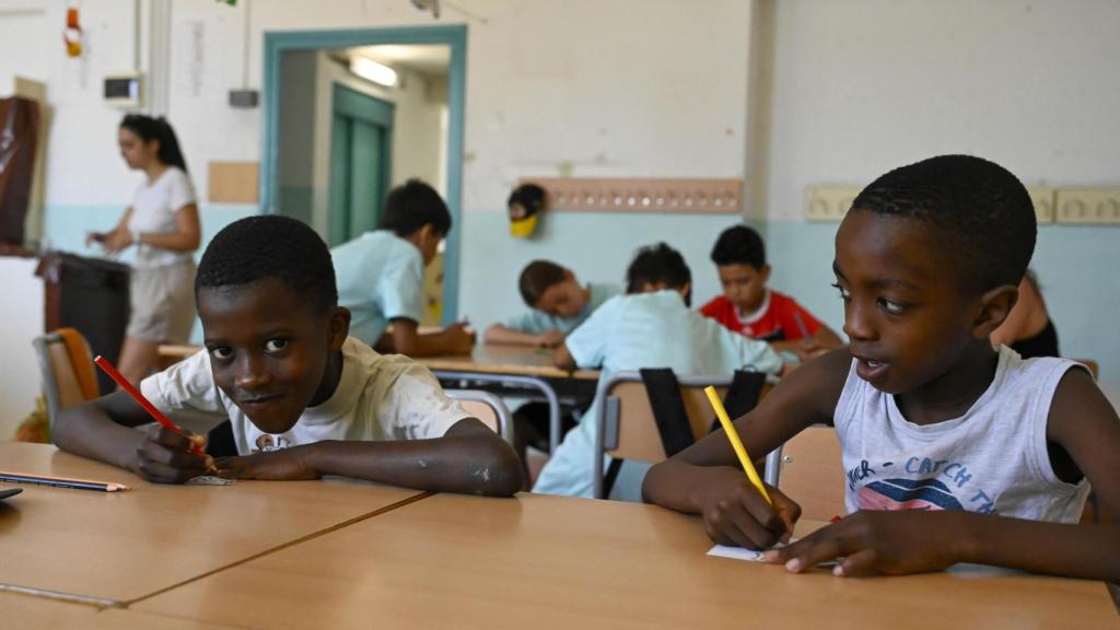 Imagen en archivo de unos niños participando en el programa CaixaProinfancia