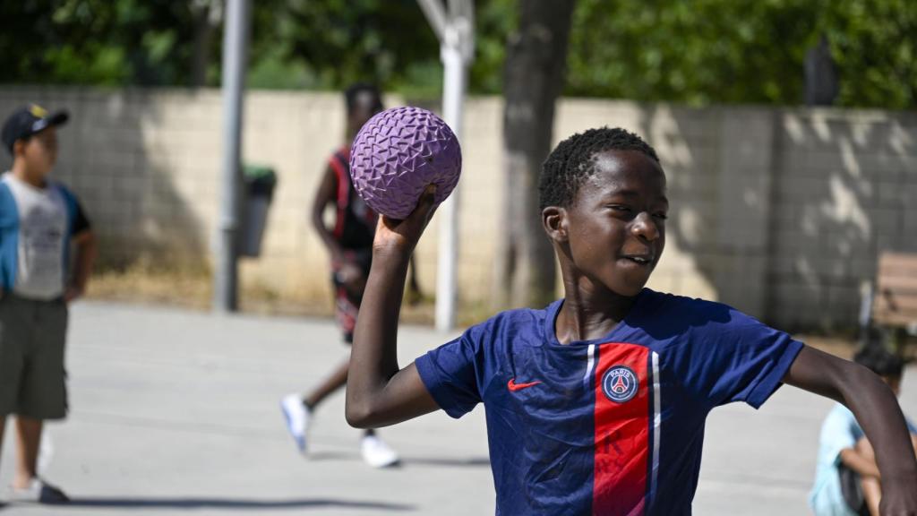 Imagen en archivo de un niño participando en el programa CaixaProinfancia