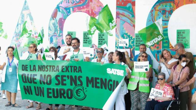 El sindicato SATSE convoca una concentración en el Hospital Vall d'Hebron para reclamar el fin del recorte de las pagas extras en el sector sanitario