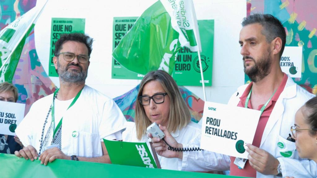 María Pilar Juste Sanz, delegada y portavoz de SATSE Barcelona, durante la lectura del manifiesto en Vall d'Hebron.