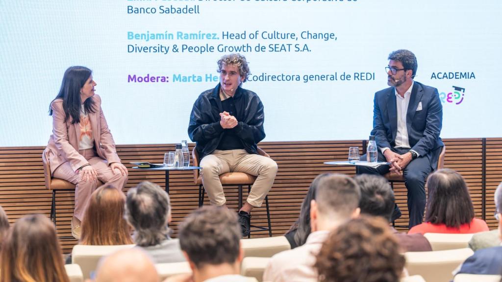 Benjamín Ramírez (ctro.), jefe de Cultura, Cambio y Diversidad de Seat, en diálogo con Emili Pascual, director de Cultura Corporativa de Banco Sabadell, durante la jornada organizada por REDI