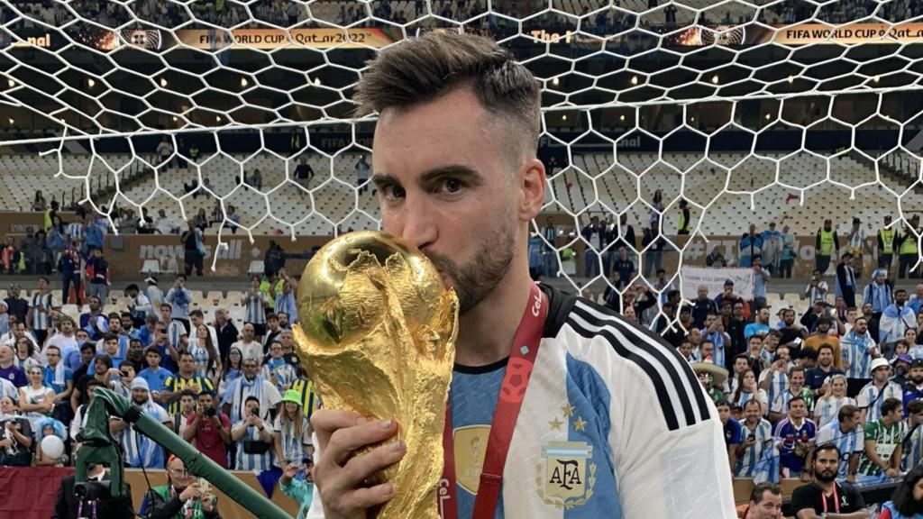 Tagliafico besa la Copa del Mundo conquistada con Argentina en 2022