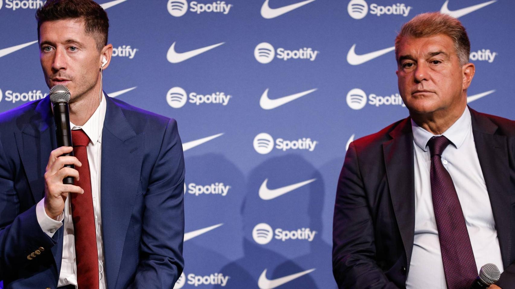 Robert Lewandowski, en su presentación con el Barça junto a Joan Laporta