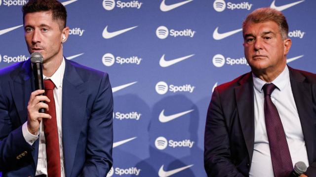 Robert Lewandowski, en su presentación con el Barça junto a Joan Laporta