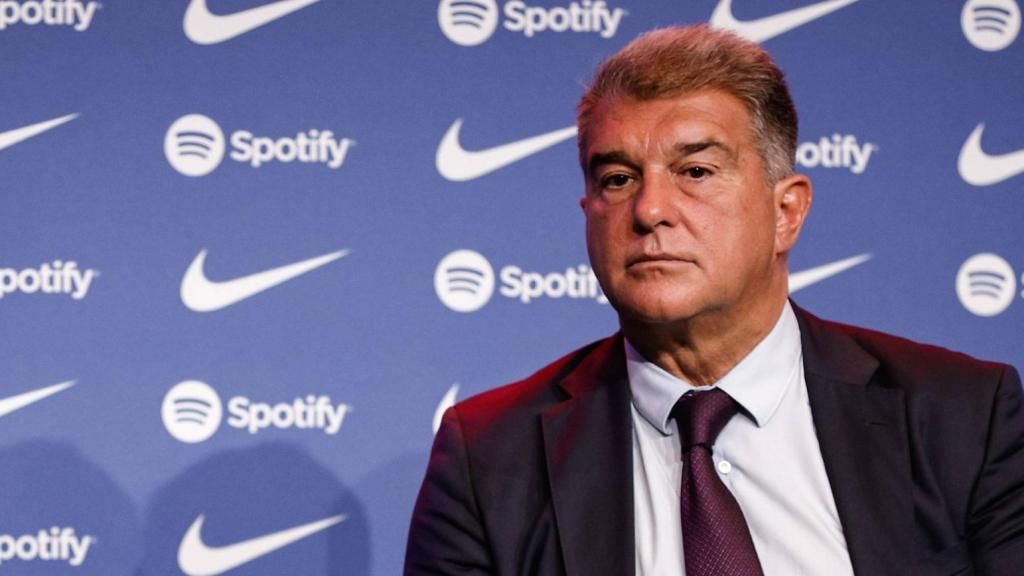 Robert Lewandowski, en su presentación con el Barça junto a Joan Laporta