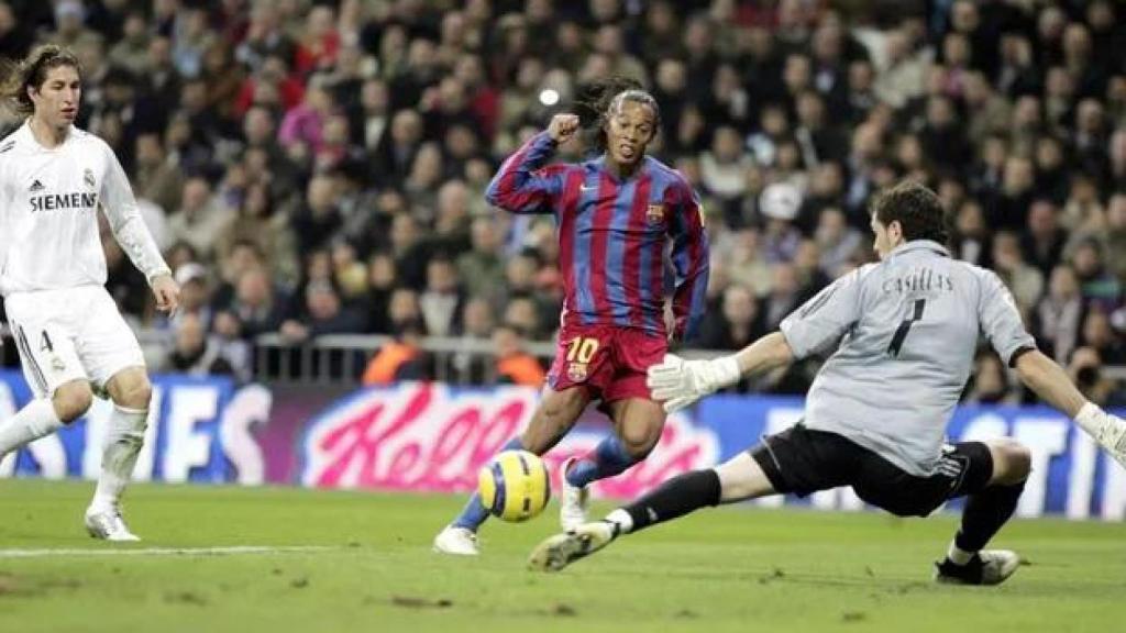 Ronaldinho marcando en 'El Clásico' de 2005 en el Santiago Bernabéu