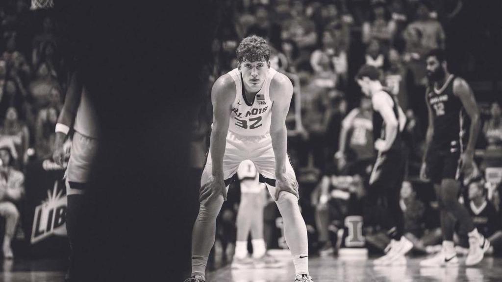 Kasparas Jakucionis en un partido con la Universidad de Illinois